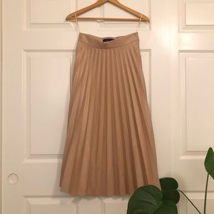 ✨ Zara Beautiful Pleated Small Midi Skirt